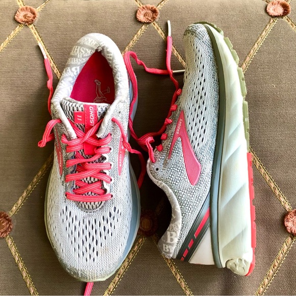 Brooks Ghost Sneakers 11 in Gray Fabric Upper and Pink Trim (7) - Picture 1 of 9